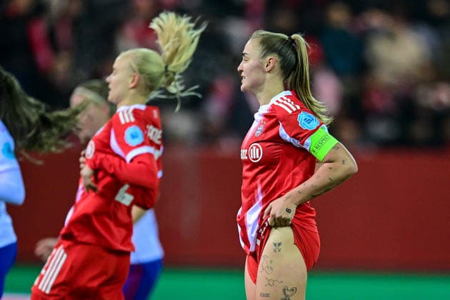Georgia STANWAY (FC Bayern, FCB, 31) zieht sich vor Ärger die Hosen hoch wegen ihres verschossenen Elfmeters, enttaeuscht schauend, Enttaeuschung, Frustration, disappointed, pessimistisch, 17.12.2025, München (Deutschland), Fussball, UEFA Womens Champions League, Ligaphase 6. Spieltag, FC Bayern München - Valerenga IF