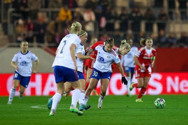Franziska Kett (FC Bayern Muenchen, 20) mit Stine Brekken (Valerenga IF, 30) und Sara Hoerte (Valerenga IF, 02), GER, FC Bayern Muenchen vs. Valerenga IF, Fussball, UEFA Womens Champions League, Ligaphase, 6. Spieltag, Saison 2025 2026, 17.12.2025, GER, FC Bayern Muenchen vs. Valerenga IF, Fussball, UEFA Womens Champions League, Ligaphase, 6. Spieltag, Saison 2025 2026, 17.12.2025 Muenchen Copyright: xEibner-Pressefoto JennixMaulx EP_JML