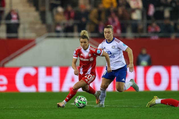 Linda Dallmann (FC Bayern Muenchen, 10) mit Olaug Tvedten (Valerenga IF, 10), GER, FC Bayern Muenchen vs. Valerenga IF, Fussball, UEFA Womens Champions League, Ligaphase, 6. Spieltag, Saison 2025 2026, 17.12.2025, GER, FC Bayern Muenchen vs. Valerenga IF, Fussball, UEFA Womens Champions League, Ligaphase, 6. Spieltag, Saison 2025 2026, 17.12.2025 Muenchen Copyright: xEibner-Pressefoto JennixMaulx EP_JML