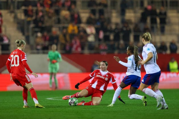 Vanessa Gilles (FC Bayern Muenchen, 02) mit Franziska Kett (FC Bayern Muenchen, 20) und Mawa Sesay (Valerenga IF, 14) und Olaug Tvedten (Valerenga IF, 10), GER, FC Bayern Muenchen vs. Valerenga IF, Fussball, UEFA Womens Champions League, Ligaphase, 6. Spieltag, Saison 2025 2026, 17.12.2025, GER, FC Bayern Muenchen vs. Valerenga IF, Fussball, UEFA Womens Champions League, Ligaphase, 6. Spieltag, Saison 2025 2026, 17.12.2025 Muenchen Copyright: xEibner-Pressefoto JennixMaulx EP_JML