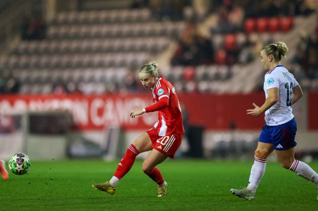 Franziska Kett (FC Bayern Muenchen, 20) mit Olaug Tvedten (Valerenga IF, 10), GER, FC Bayern Muenchen vs. Valerenga IF, Fussball, UEFA Womens Champions League, Ligaphase, 6. Spieltag, Saison 2025 2026, 17.12.2025, GER, FC Bayern Muenchen vs. Valerenga IF, Fussball, UEFA Womens Champions League, Ligaphase, 6. Spieltag, Saison 2025 2026, 17.12.2025 Muenchen Copyright: xEibner-Pressefoto JennixMaulx EP_JML