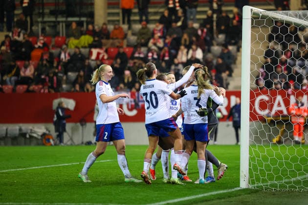 Die Spielerinnen von Valerenga bejubeln den gehaltenen Elfmeter durch Tove Enblom (Valerenga IF, 01), GER, FC Bayern Muenchen vs. Valerenga IF, Fussball, UEFA Womens Champions League, Ligaphase, 6. Spieltag, Saison 2025 2026, 17.12.2025, GER, FC Bayern Muenchen vs. Valerenga IF, Fussball, UEFA Womens Champions League, Ligaphase, 6. Spieltag, Saison 2025 2026, 17.12.2025 Muenchen Copyright: xEibner-Pressefoto JennixMaulx EP_JML