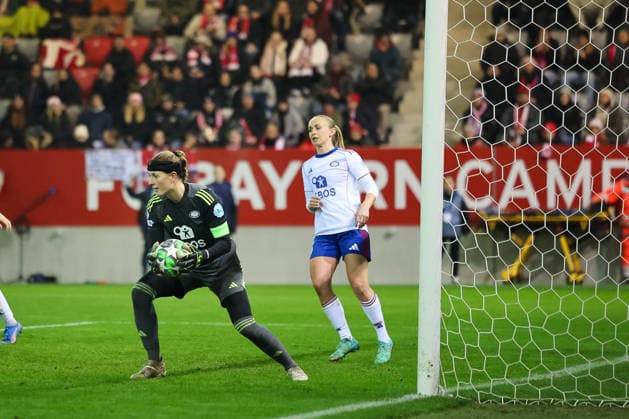 Tove Enblom (Valerenga IF, 01) mit Ball, GER, FC Bayern Muenchen vs. Valerenga IF, Fussball, UEFA Womens Champions League, Ligaphase, 6. Spieltag, Saison 2025 2026, 17.12.2025, GER, FC Bayern Muenchen vs. Valerenga IF, Fussball, UEFA Womens Champions League, Ligaphase, 6. Spieltag, Saison 2025 2026, 17.12.2025 Muenchen Copyright: xEibner-Pressefoto JennixMaulx EP_JML