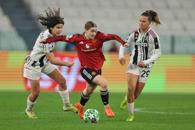 Turin, Italy, 17th December 2025. Jess Park of Manchester United, ManU is pursued by Eva Schatzer and Tatiana Pinto of Juventus during the Juventus Women vs Manchester United Women UEFA Womens Champions League match at Juventus Stadium, Turin. Picture credit should read: Jonathan Moscrop Sportimage EDITORIAL USE ONLY. No use with unauthorised audio, video, data, fixture lists, club league logos or live services. Online in-match use limited to 120 images, no video emulation. No use in betting, games or single club league player publications. SPI_024_JM_JUVE_MANUTD_UWCL SPI-4364-0024
