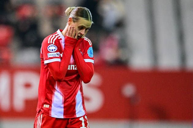 Klara BUEHL (FC Bayern, FCB, 17) ärgert sich über eine vergebene Torchance, enttaeuscht schauend, Enttaeuschung, Frustration, disappointed, pessimistisch, Einzelbild, Aktion, Action, 17.12.2025, München (Deutschland), Fussball, UEFA Womens Champions League, Ligaphase 6. Spieltag, FC Bayern München - Valerenga IF