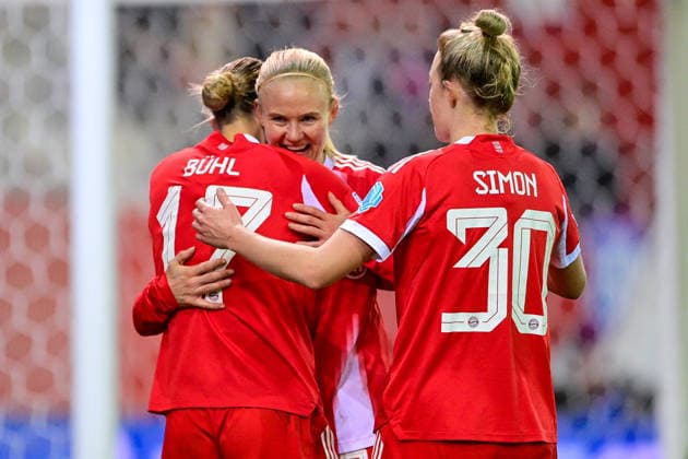 v.li.: Klara BUEHL (FC Bayern, FCB, 17), Torschuetzin Pernille HARDER (FC Bayern, FCB, 21) und Carolin SIMON (FC Bayern, FCB, 30) mit Torjubel, Jubel, Torjubel, Torerfolg, celebrate the goal, goal, celebration, Jubel ueber das Tor zum 3:0, optimistisch, Action, Aktion, 17.12.2025, München (Deutschland), Fussball, UEFA Womens Champions League, Ligaphase 6. Spieltag, FC Bayern München - Valerenga IF