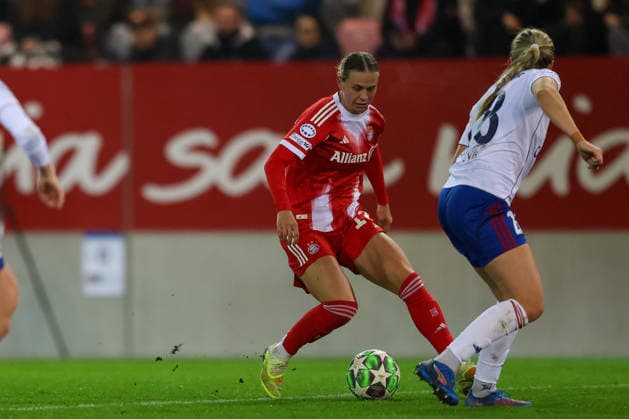 Klara Buehl (FC Bayern Muenchen, 17) mit Matilde Lundorf-Skovsen (Valerenga IF, 18), GER, FC Bayern Muenchen vs. Valerenga IF, Fussball, UEFA Womens Champions League, Ligaphase, 6. Spieltag, Saison 2025 2026, 17.12.2025, GER, FC Bayern Muenchen vs. Valerenga IF, Fussball, UEFA Womens Champions League, Ligaphase, 6. Spieltag, Saison 2025 2026, 17.12.2025 Muenchen Copyright: xEibner-Pressefoto JennixMaulx EP_JML