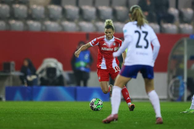 Linda Dallmann (FC Bayern Muenchen, 10) mit Ball, mit Eline Hegg (Valerenga IF, 23), GER, FC Bayern Muenchen vs. Valerenga IF, Fussball, UEFA Womens Champions League, Ligaphase, 6. Spieltag, Saison 2025 2026, 17.12.2025, GER, FC Bayern Muenchen vs. Valerenga IF, Fussball, UEFA Womens Champions League, Ligaphase, 6. Spieltag, Saison 2025 2026, 17.12.2025 Muenchen Copyright: xEibner-Pressefoto JennixMaulx EP_JML