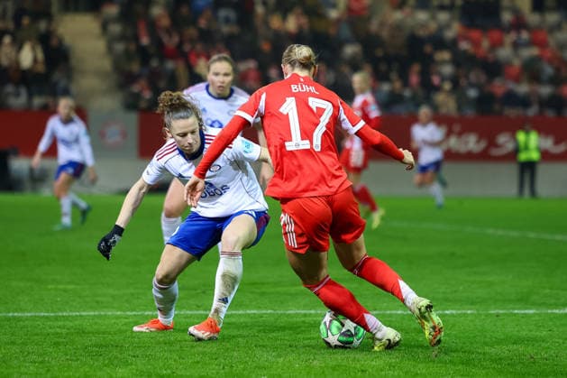 Klara Buehl (FC Bayern Muenchen, 17) mit Skinnes Hansen (Valerenga IF, 25), GER, FC Bayern Muenchen vs. Valerenga IF, Fussball, UEFA Womens Champions League, Ligaphase, 6. Spieltag, Saison 2025 2026, 17.12.2025, GER, FC Bayern Muenchen vs. Valerenga IF, Fussball, UEFA Womens Champions League, Ligaphase, 6. Spieltag, Saison 2025 2026, 17.12.2025 Muenchen Copyright: xEibner-Pressefoto JennixMaulx EP_JML