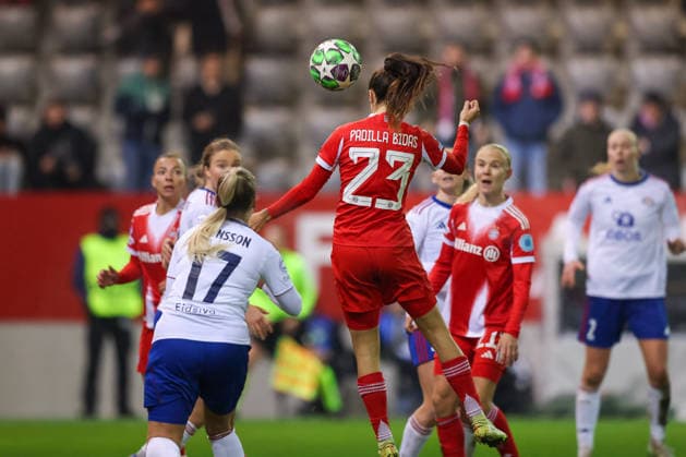 Kopfball durch Natalia Padilla-Bidas (FC Bayern Muenchen, 23), mit Ronja Aronsson (Valerenga IF, 17) und Sara Hoerte (Valerenga IF, 02), mit Pernille Harder (FC Bayern Muenchen, 21), GER, FC Bayern Muenchen vs. Valerenga IF, Fussball, UEFA Womens Champions League, Ligaphase, 6. Spieltag, Saison 2025 2026, 17.12.2025, GER, FC Bayern Muenchen vs. Valerenga IF, Fussball, UEFA Womens Champions League, Ligaphase, 6. Spieltag, Saison 2025 2026, 17.12.2025 Muenchen Copyright: xEibner-Pressefoto JennixMaulx EP_JML