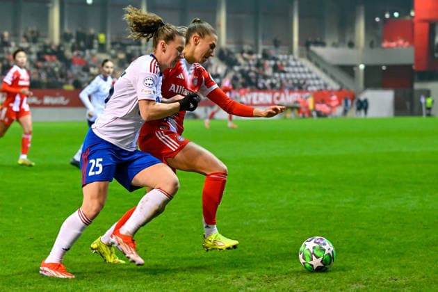 v.li.: Skinnes HANSEN (Valerenga, 25) Katharina NASCHENWENG (FC Bayern, FCB, 19) im Zweikampf, Duell, duel, tackle, Dynamik, Action, Aktion, 17.12.2025, München (Deutschland), Fussball, UEFA Womens Champions League, Ligaphase 6. Spieltag, FC Bayern München - Valerenga IF