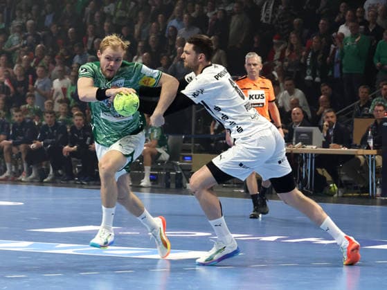 DEU, DHB, Pokal, Fuechse Berlin vs. THW Kiel, 18.12.2025, Max-Schmeling-Halle, Berlin, DEU, DHB, Pokal, Fuechse Berlin vs. THW Kiel, im Bild Matthes Langhoff (Fuechse Berlin 25), Harald Reinkind (THW Kiel 6)