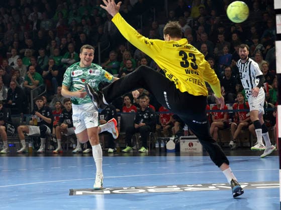 DEU, DHB, Pokal, Fuechse Berlin vs. THW Kiel, 18.12.2025, Max-Schmeling-Halle, Berlin, DEU, DHB, Pokal, Fuechse Berlin vs. THW Kiel, im Bild Tim Freihoefer (Fuechse Berlin 19), Andreas Wolff (THW Kiel 33)