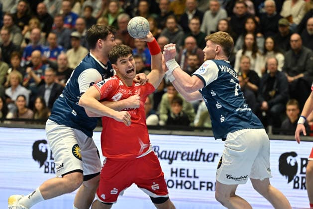 GER, 1.DHB-Pokal, Viertelfinale, bergischer HC vs. MT Melsungen, 18.12.2025, Unihalle, Wuppertal, GER, 1.DHB-Pokal, Viertelfinale, bergischer HC vs. MT Melsungen, , im Bild: Nikolaj Enderleit (MT Melsungen 4), im Zweikampf gegen Aron Seesing (BHC 49), Johannes Wasielewski (BHC 77),