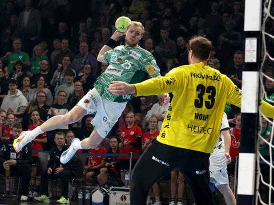 DEU, DHB, Pokal, Fuechse Berlin vs. THW Kiel, 18.12.2025, Max-Schmeling-Halle, Berlin, DEU, DHB, Pokal, Fuechse Berlin vs. THW Kiel, im Bild Matthes Langhoff (Fuechse Berlin 25), Andreas Wolff (THW Kiel 33)