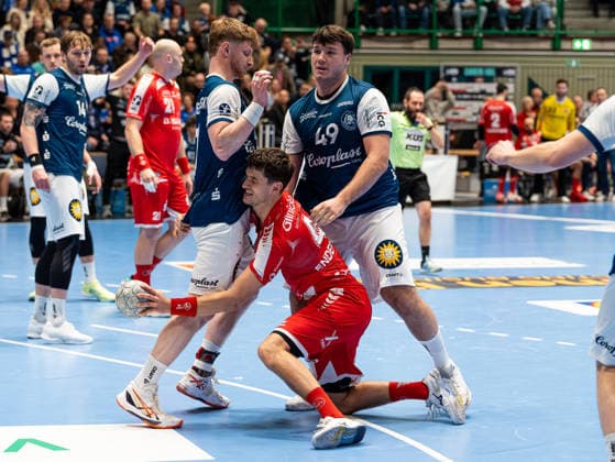 Johannes Wasielewski (Bergischer HC, 77) und Aron Seesing (Bergischer HC, 49) blocken Nikolaj Enderleit (MT Melsungen, 04) beim Angriff Bergischer HC vs. MT Melsungen, Handball, DHB Pokal, Viertelfinale, Saison 2025 2026, 18.12.2025 Bergischer HC vs. MT Melsungen, Handball, DHB Pokal, Viertelfinale, Saison 2025 2026, 18.12.2025 Wuppertal Copyright: xEibner-Pressefoto DamianxKruczynx EP_DKI