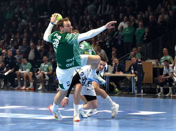 DEU, DHB, Pokal, Fuechse Berlin vs. THW Kiel, 18.12.2025, Max-Schmeling-Halle, Berlin, DEU, DHB, Pokal, Fuechse Berlin vs. THW Kiel, im Bild Mathias Gidsel (Fuechse Berlin 19), VERON NACINOVIC (THW Kiel 93)