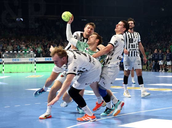 DEU, DHB, Pokal, Fuechse Berlin vs. THW Kiel, 18.12.2025, Max-Schmeling-Halle, Berlin, DEU, DHB, Pokal, Fuechse Berlin vs. THW Kiel, im Bild Mathias Gidsel (Fuechse Berlin 19), VERON NACINOVIC (THW Kiel 93), Magnus Landin Jacobsen (THW Kiel 7), Eric Johansson (THW Kiel 21)
