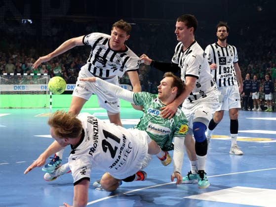 DEU, DHB, Pokal, Fuechse Berlin vs. THW Kiel, 18.12.2025, Max-Schmeling-Halle, Berlin, DEU, DHB, Pokal, Fuechse Berlin vs. THW Kiel, im Bild Mathias Gidsel (Fuechse Berlin 19), VERON NACINOVIC (THW Kiel 93), Magnus Landin Jacobsen (THW Kiel 7), Eric Johansson (THW Kiel 21)