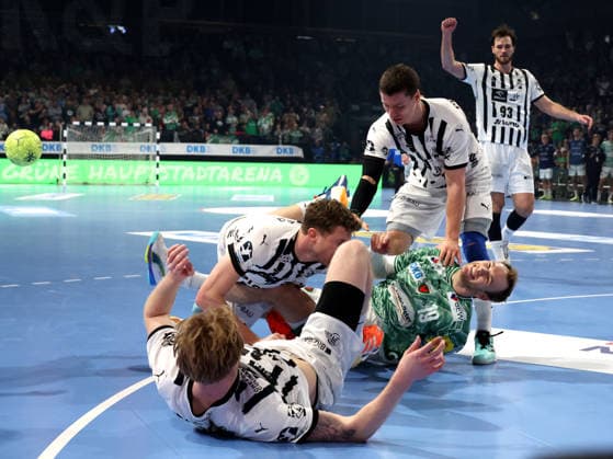 DEU, DHB, Pokal, Fuechse Berlin vs. THW Kiel, 18.12.2025, Max-Schmeling-Halle, Berlin, DEU, DHB, Pokal, Fuechse Berlin vs. THW Kiel, im Bild Mathias Gidsel (Fuechse Berlin 19), VERON NACINOVIC (THW Kiel 93), Magnus Landin Jacobsen (THW Kiel 7), Eric Johansson (THW Kiel 21)