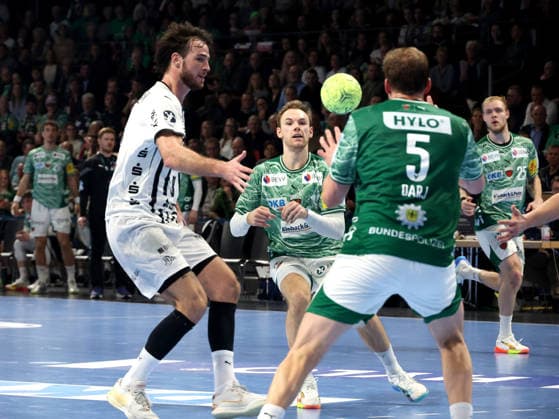 DEU, DHB, Pokal, Fuechse Berlin vs. THW Kiel, 18.12.2025, Max-Schmeling-Halle, Berlin, DEU, DHB, Pokal, Fuechse Berlin vs. THW Kiel, im Bild Mathias Gidsel (Fuechse Berlin 19), Max Darj (Fuechse Berlin 5), VERON NACINOVIC (THW Kiel 93)