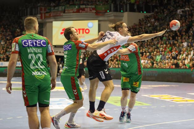 18.12.2025, xgox, Handball - DHB Pokal Viertelfinale SC Magdeburg - SG Flensburg-Handewitt emspor, v.l. Felix Claar (Magdeburg, 7) , Kent Robin Tonnesen (Tönnesen, Flensburg, 23), Elvar Oern Jonsson (Magdeburg, 19) Zweikampf, Duell, Kampf, tackle Magdeburg