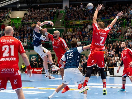 Johannes Wasielewski (Bergischer HC, 77) mit einem Torwurf. Adrian Sipos (MT Melsungen, 08) und David Mandic (MT Melsungen, 07) versuchen zu blocken Bergischer HC vs. MT Melsungen, Handball, DHB Pokal, Viertelfinale, Saison 2025 2026, 18.12.2025 Bergischer HC vs. MT Melsungen, Handball, DHB Pokal, Viertelfinale, Saison 2025 2026, 18.12.2025 Wuppertal Copyright: xEibner-Pressefoto DamianxKruczynx EP_DKI