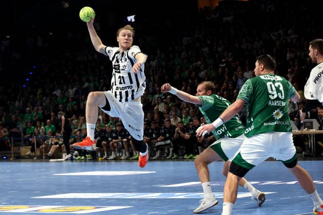 DEU, DHB, Pokal, Fuechse Berlin vs. THW Kiel, 18.12.2025, Max-Schmeling-Halle, Berlin, DEU, DHB, Pokal, Fuechse Berlin vs. THW Kiel, im Bild Max Darj (Fuechse Berlin 5), Mijajlo Marsenic (Fuechse Berlin 93), Eric Johansson (THW Kiel 21)