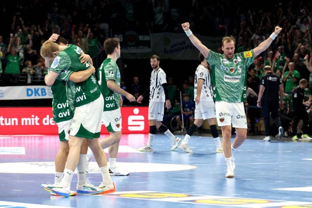 DEU, DHB, Pokal, Fuechse Berlin vs. THW Kiel, 18.12.2025, Max-Schmeling-Halle, Berlin, DEU, DHB, Pokal, Fuechse Berlin vs. THW Kiel, im Bild Fuechse-Spielerkreis, Max Darj (Fuechse Berlin 5)