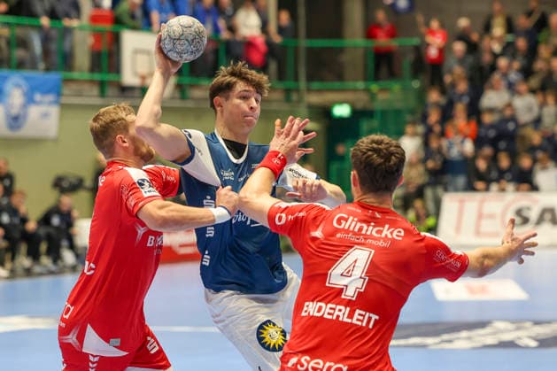 GER, 1.DHB-Pokal, Viertelfinale, bergischer HC vs. MT Melsungen, 18.12.2025, Unihalle, Wuppertal, GER, 1.DHB-Pokal, Viertelfinale, bergischer HC vs. MT Melsungen, , im Bild: Soeren Steinhaus ( BHC 53), im Zweikampf gegen David Mandić (MT Melsungen 7), Nikolaj Enderleit (MT Melsungen 4),