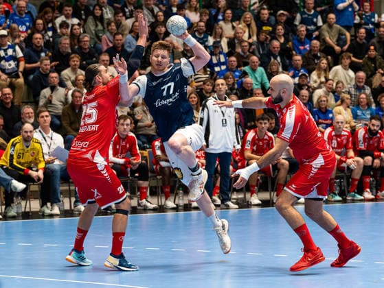 Johannes Wasielewski (Bergischer HC, 77) im Zweikampf gegen Olle Forsell Schefvert (MT Melsungen, 25) Bergischer HC vs. MT Melsungen, Handball, DHB Pokal, Viertelfinale, Saison 2025 2026, 18.12.2025 Bergischer HC vs. MT Melsungen, Handball, DHB Pokal, Viertelfinale, Saison 2025 2026, 18.12.2025 Wuppertal Copyright: xEibner-Pressefoto DamianxKruczynx EP_DKI