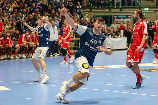 GER, 1.DHB-Pokal, Viertelfinale, bergischer HC vs. MT Melsungen, 18.12.2025, Unihalle, Wuppertal, GER, 1.DHB-Pokal, Viertelfinale, bergischer HC vs. MT Melsungen, , im Bild: Torjubel Jubel Jubellauf, Aron Seesing (BHC 49), Julian Fuchs (BHC 46),