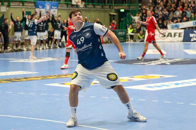 GER, 1.DHB-Pokal, Viertelfinale, bergischer HC vs. MT Melsungen, 18.12.2025, Unihalle, Wuppertal, GER, 1.DHB-Pokal, Viertelfinale, bergischer HC vs. MT Melsungen, , im Bild: Torjubel Jubel Jubellauf, Aron Seesing (BHC 49),