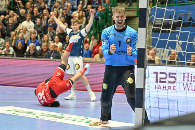 GER, 1.DHB-Pokal, Viertelfinale, bergischer HC vs. MT Melsungen, 18.12.2025, Unihalle, Wuppertal, GER, 1.DHB-Pokal, Viertelfinale, bergischer HC vs. MT Melsungen, , im Bild: Christopher Rudeck Torwart (BHC 1), freut sich ueber einen weiteren gehaltenen Ball beim 7 Meter von Florian Drosten (MT Melsungen 18),