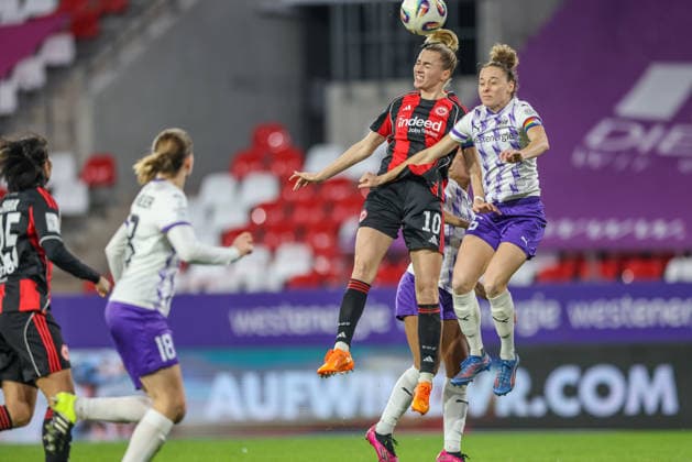 GER, Essen, SGS Essen vs Eintracht Frankfurt, Google Pixel Frauen Bundesliga, Fussball, DFB, Spielzeit 2025 2026, Stadion an der Hafenstraße , 14. Spieltag im Bild v.l.: Laura Freigang (Eintracht Frankfurt 10), Jette ter Horst (SGS Essen 6),Kopfballduell DFB DFL REGULATIONS PROHIBIT ANY USE OF PHOTOGRAPHS AS IMAGE SEQUENCES AND OR QUASI-VIDEO, 19.12.2025 Copyright: HMBxMedia HendrikxHamelau