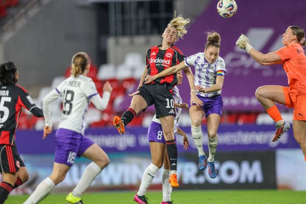 GER, Essen, SGS Essen vs Eintracht Frankfurt, Google Pixel Frauen Bundesliga, Fussball, DFB, Spielzeit 2025 2026, Stadion an der Hafenstraße , 14. Spieltag im Bild v.l.: Laura Freigang (Eintracht Frankfurt 10), Jette ter Horst (SGS Essen 6),Kopfballduell DFB DFL REGULATIONS PROHIBIT ANY USE OF PHOTOGRAPHS AS IMAGE SEQUENCES AND OR QUASI-VIDEO, 19.12.2025 Copyright: HMBxMedia HendrikxHamelau