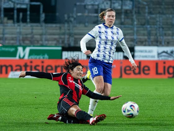 Remina Chiba (Eintracht Frankfurt Frauen, 15) im Zweikampf gegen Lena Ostermeier (SGS Essen, 18) SGS Essen vs. Eintracht Frankfurt, Fußball, Frauen Bundesliga, Google Pixel Frauen Bundesliga, 14. Spieltag, Saison 2025 2026, 19.12.2025 DFB REGULATIONS PROHIBIT ANY USE OF PHOTOGRAPHS AS IMAGE SEQUENCES AND OR QUASI-VIDEO, SGS Essen vs. Eintracht Frankfurt, Fußball, Frauen Bundesliga, Google Pixel Frauen Bundesliga, 14. Spieltag, Saison 2025 2026, 19.12.2025 Essen Copyright: xEibner-Pressefoto DamianxKruczynx EP_DKI