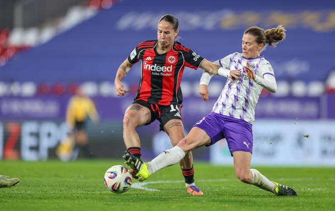 GER, Essen, SGS Essen vs Eintracht Frankfurt, Google Pixel Frauen Bundesliga, Fussball, DFB, Spielzeit 2025 2026, Stadion an der Hafenstraße , 14. Spieltag im Bild v.l.: GÃ raldine Reuteler (Eintracht Frankfurt 14), Lena Ostermeier (SGS Essen 18), Zweikampf, Grätsche DFB DFL REGULATIONS PROHIBIT ANY USE OF PHOTOGRAPHS AS IMAGE SEQUENCES AND OR QUASI-VIDEO, 19.12.2025 Copyright: HMBxMedia HendrikxHamelau