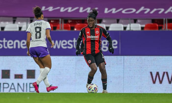 GER, Essen, SGS Essen vs Eintracht Frankfurt, Google Pixel Frauen Bundesliga, Fussball, DFB, Spielzeit 2025 2026, Stadion an der Hafenstraße , 14. Spieltag im Bild v.l.: Vanessa Fürst (SGS Essen 8), Nicole Anyomi (Eintracht Frankfurt 19) DFB DFL REGULATIONS PROHIBIT ANY USE OF PHOTOGRAPHS AS IMAGE SEQUENCES AND OR QUASI-VIDEO, 19.12.2025 Copyright: HMBxMedia HendrikxHamelau