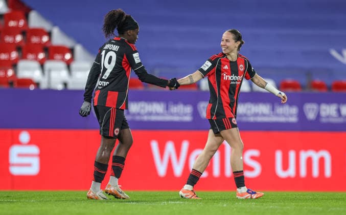 GER, Essen, SGS Essen vs Eintracht Frankfurt, Google Pixel Frauen Bundesliga, Fussball, DFB, Spielzeit 2025 2026, Stadion an der Hafenstraße , 14. Spieltag im Bild: Nicole Anyomi (Eintracht Frankfurt 19) erzielt das 0:4, Tor, Jubel und Freude, Emotionen, GÃ raldine Reuteler (Eintracht Frankfurt 14) DFB DFL REGULATIONS PROHIBIT ANY USE OF PHOTOGRAPHS AS IMAGE SEQUENCES AND OR QUASI-VIDEO, 19.12.2025 Copyright: HMBxMedia HendrikxHamelau