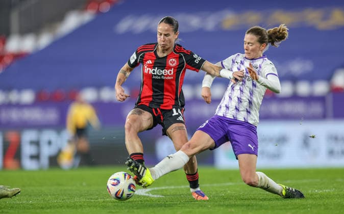 GER, Essen, SGS Essen vs Eintracht Frankfurt, Google Pixel Frauen Bundesliga, Fussball, DFB, Spielzeit 2025 2026, Stadion an der Hafenstraße , 14. Spieltag im Bild v.l.: GÃ raldine Reuteler (Eintracht Frankfurt 14), Lena Ostermeier (SGS Essen 18), Zweikampf, Grätsche DFB DFL REGULATIONS PROHIBIT ANY USE OF PHOTOGRAPHS AS IMAGE SEQUENCES AND OR QUASI-VIDEO, 19.12.2025 Copyright: HMBxMedia HendrikxHamelau