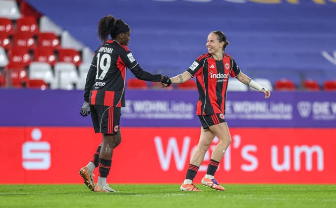 GER, Essen, SGS Essen vs Eintracht Frankfurt, Google Pixel Frauen Bundesliga, Fussball, DFB, Spielzeit 2025 2026, Stadion an der Hafenstraße , 14. Spieltag im Bild: Nicole Anyomi (Eintracht Frankfurt 19) erzielt das 0:4, Tor, Jubel und Freude, Emotionen, Glückwunsch von GÃ raldine Reuteler (Eintracht Frankfurt 14) DFB DFL REGULATIONS PROHIBIT ANY USE OF PHOTOGRAPHS AS IMAGE SEQUENCES AND OR QUASI-VIDEO, 19.12.2025 Copyright: HMBxMedia HendrikxHamelau