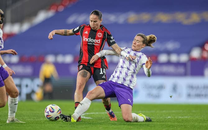 GER, Essen, SGS Essen vs Eintracht Frankfurt, Google Pixel Frauen Bundesliga, Fussball, DFB, Spielzeit 2025 2026, Stadion an der Hafenstraße , 14. Spieltag im Bild v.l.: GÃ raldine Reuteler (Eintracht Frankfurt 14), Lena Ostermeier (SGS Essen 18), Zweikampf, Grätsche DFB DFL REGULATIONS PROHIBIT ANY USE OF PHOTOGRAPHS AS IMAGE SEQUENCES AND OR QUASI-VIDEO, 19.12.2025 Copyright: HMBxMedia HendrikxHamelau