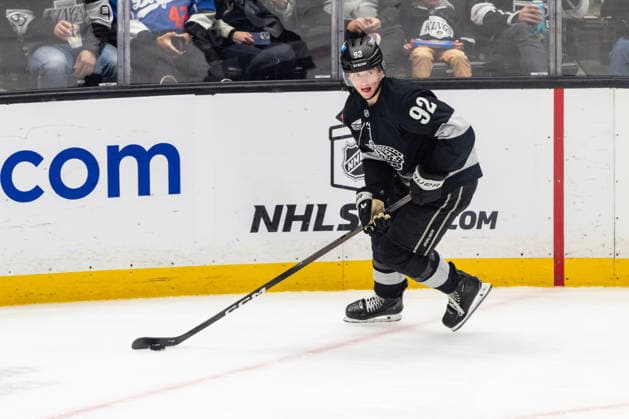 December 13, 2025, Los Angeles, California, United States: LOS ANGELES, CALIFORNIA - DECEMBER 13: Defenseman Brandt Clarke 92 of the Los Angeles Kings handles the puck during a game between the Calgary Flames and Los Angeles Kings at Crypto.com Arena on December 13, 2025, in Los Angeles, California. Calgary Flames V Los Angeles Kings - ZUMAt139 20251213_aaa_t139_016 Copyright: xJordanxTeller IsixPhotosx