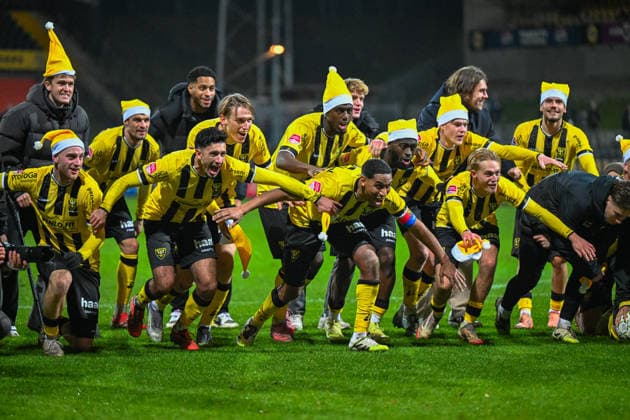 Niederlande, Fussball, Keuken Kampioen Divisie, 21.Spieltag, 2025 2026, VVV-Venlo vs. FC Dordrecht, 19.12.2025, Covebo-Stadion - De Koel, Venlo, Niederlande, Mannschaft VVV-Venlo feiert den Sieg mit Weihnachts-Mützen Copyright: xMarkusxVerwimpx