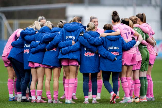Spielerinnen der TSG 1899 Hoffenheim, schwören sich mit einem Mannschaftskreis vor dem Anpfiff ein, Kreis, Teamkreis, Konzentration, Kameradschaft, Ansprache, Motivation, 20.12.2025, Sinsheim (Hoffenheim) (Deutschland), Fussball, Google Pixel Frauen-Bundesliga, TSG 1899 Hoffenheim - FC Carl Zeiss Jena, DFB DFL REGULATIONS PROHIBIT ANY USE OF PHOTOGRAPHS AS IMAGE SEQUENCES AND OR QUASI-VIDEO.