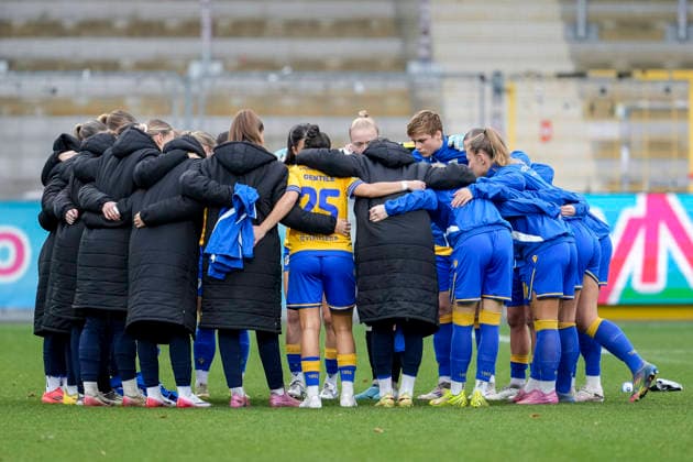 Spielerinnen vom FC Carl Zeiss Jena schwören sich mit einem Mannschaftskreis vor dem Anpfiff ein, Kreis, Teamkreis, Konzentration, Kameradschaft, Ansprache, Motivation, 20.12.2025, Sinsheim (Hoffenheim) (Deutschland), Fussball, Google Pixel Frauen-Bundesliga, TSG 1899 Hoffenheim - FC Carl Zeiss Jena, DFB DFL REGULATIONS PROHIBIT ANY USE OF PHOTOGRAPHS AS IMAGE SEQUENCES AND OR QUASI-VIDEO.