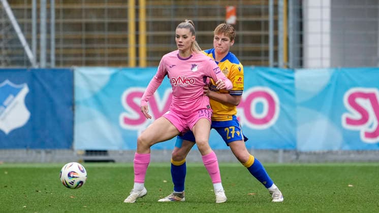 v.li.: Selina Cerci (TSG, 29), Gwendolyn Mummert (Gwen Mummert, Jena, 27), Zweikampf, Spielszene, Duell, duel, tackle, tackling, Dynamik, Action, Aktion, 20.12.2025, Sinsheim (Hoffenheim) (Deutschland), Fussball, Google Pixel Frauen-Bundesliga, TSG 1899 Hoffenheim - FC Carl Zeiss Jena, DFB DFL REGULATIONS PROHIBIT ANY USE OF PHOTOGRAPHS AS IMAGE SEQUENCES AND OR QUASI-VIDEO.