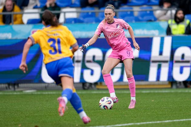 v.li.: Nelly Juckel (Jena, 31), Jill Janssens (TSG, 9), Zweikampf, Spielszene, Duell, duel, tackle, tackling, Dynamik, Action, Aktion, 20.12.2025, Sinsheim (Hoffenheim) (Deutschland), Fussball, Google Pixel Frauen-Bundesliga, TSG 1899 Hoffenheim - FC Carl Zeiss Jena, DFB DFL REGULATIONS PROHIBIT ANY USE OF PHOTOGRAPHS AS IMAGE SEQUENCES AND OR QUASI-VIDEO.