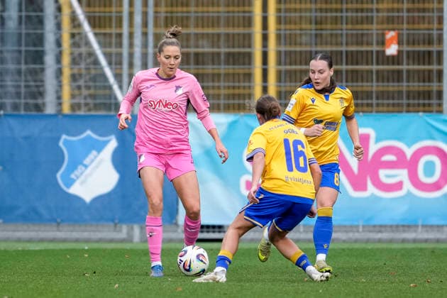 v.li.: Lisann Kaut (TSG, 4), Lisa Gora (Jena, 16), Felicia Sträßer (Strässer, Jena, 8), Zweikampf, Spielszene, Duell, duel, tackle, tackling, Dynamik, Action, Aktion, 20.12.2025, Sinsheim (Hoffenheim) (Deutschland), Fussball, Google Pixel Frauen-Bundesliga, TSG 1899 Hoffenheim - FC Carl Zeiss Jena, DFB DFL REGULATIONS PROHIBIT ANY USE OF PHOTOGRAPHS AS IMAGE SEQUENCES AND OR QUASI-VIDEO.